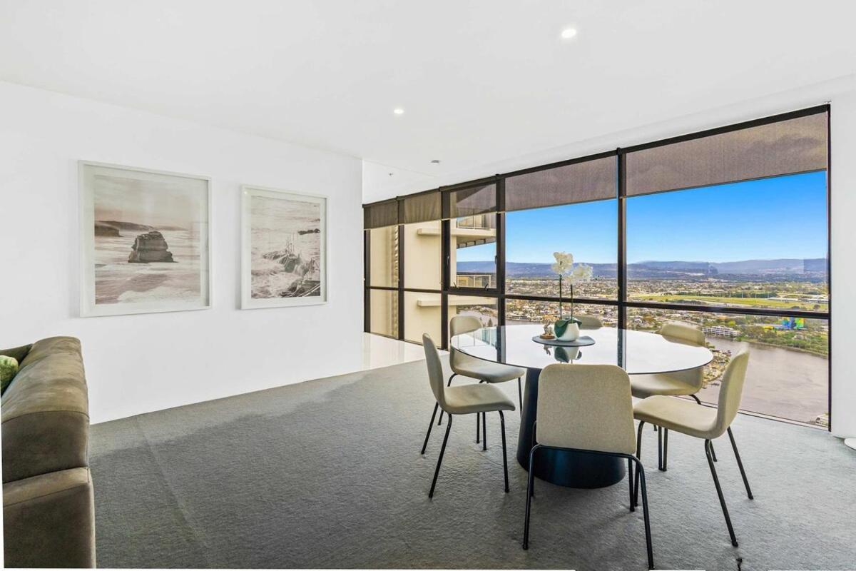 Level 43 Sky High 3br Ocean View Apartment *