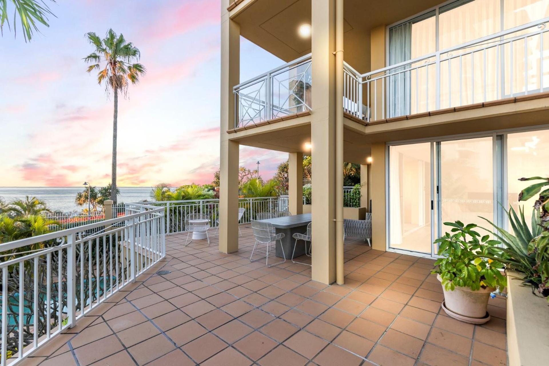 Orion 2 - Beachfront Rainbow Bay Coolangatta - Linen Supplied - Min. 3 Night Year Round! * Gold Coast
