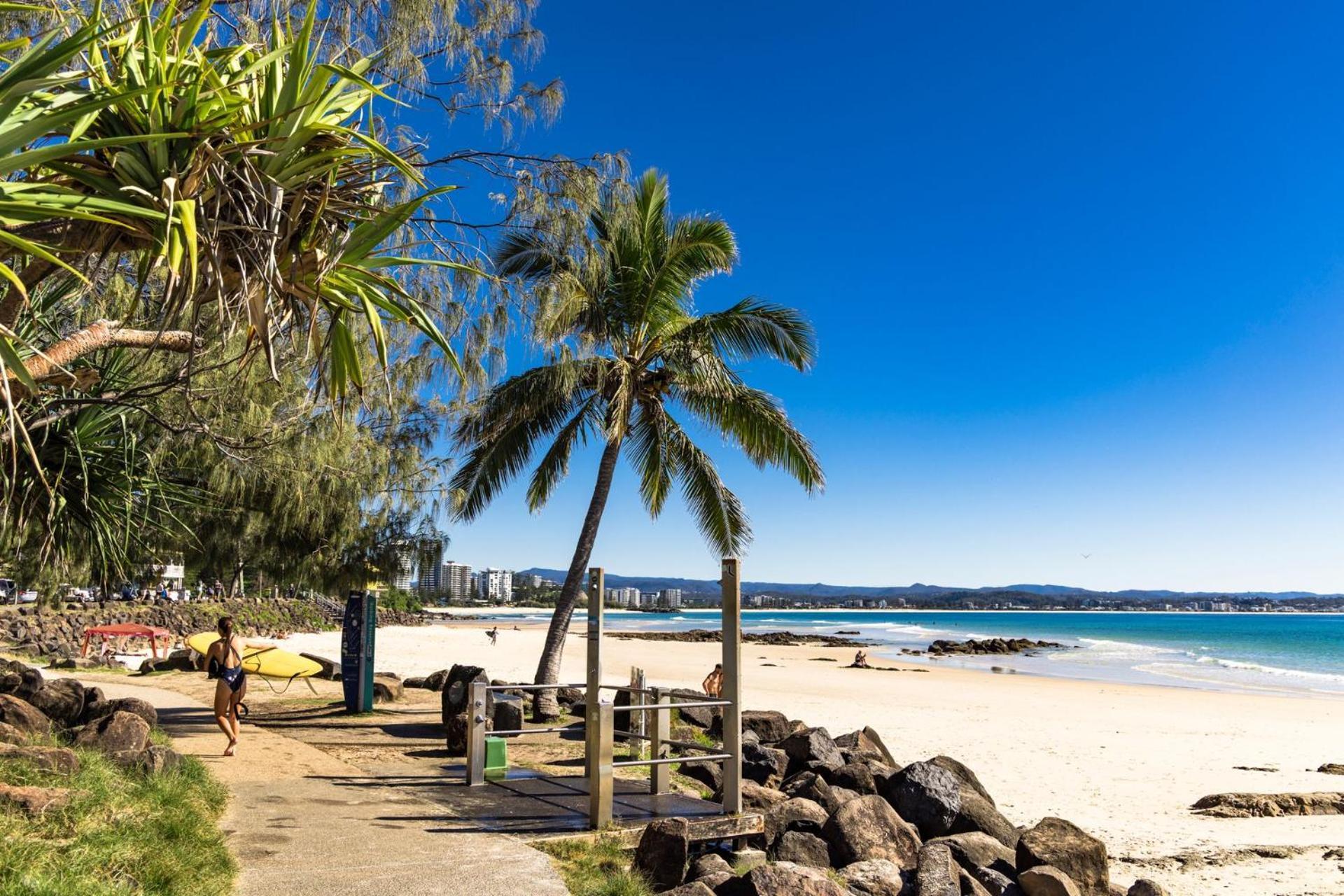 Orion 2 - Beachfront Rainbow Bay Coolangatta - Linen Supplied - Min. 3 Night Year Round!
