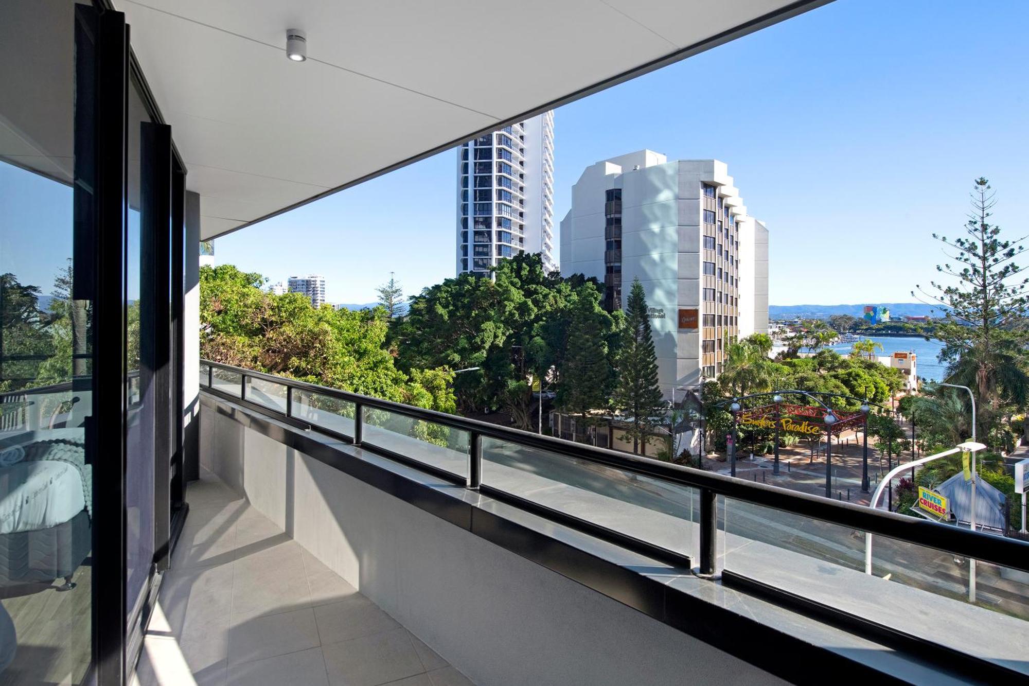 Circle On Cavill - Self Contained & Privately Managed - Wow Apartment