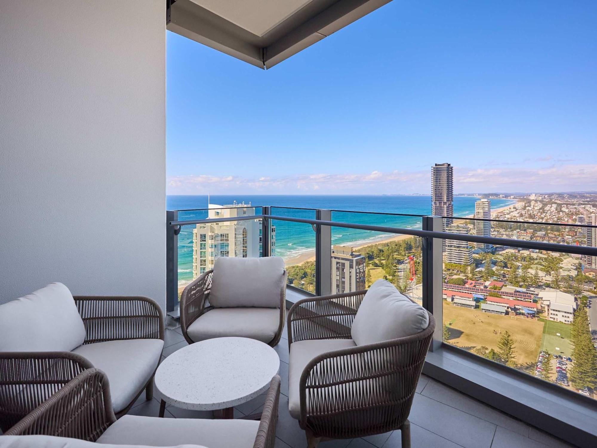 Luxe 3br Penthouse By With Lap Pool & Parking Signature