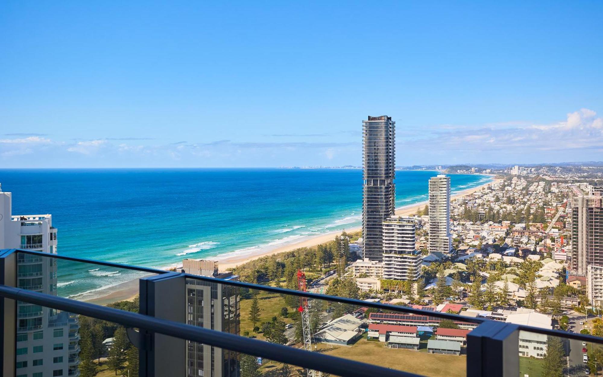 Luxe 3br Penthouse By With Lap Pool & Parking Signature Apartment
