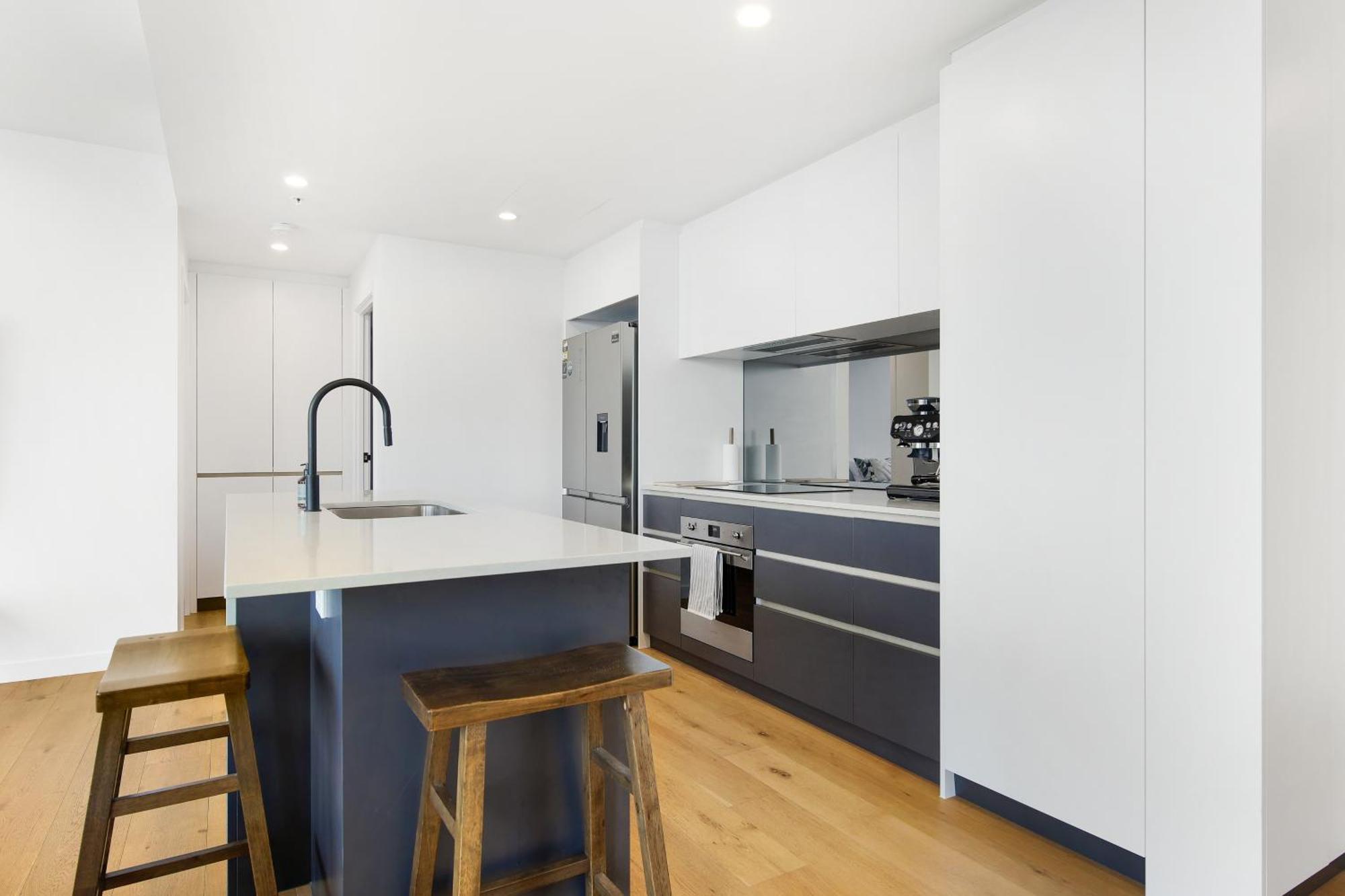 Skyline Showdown - Views, Games & Vibes Apartment