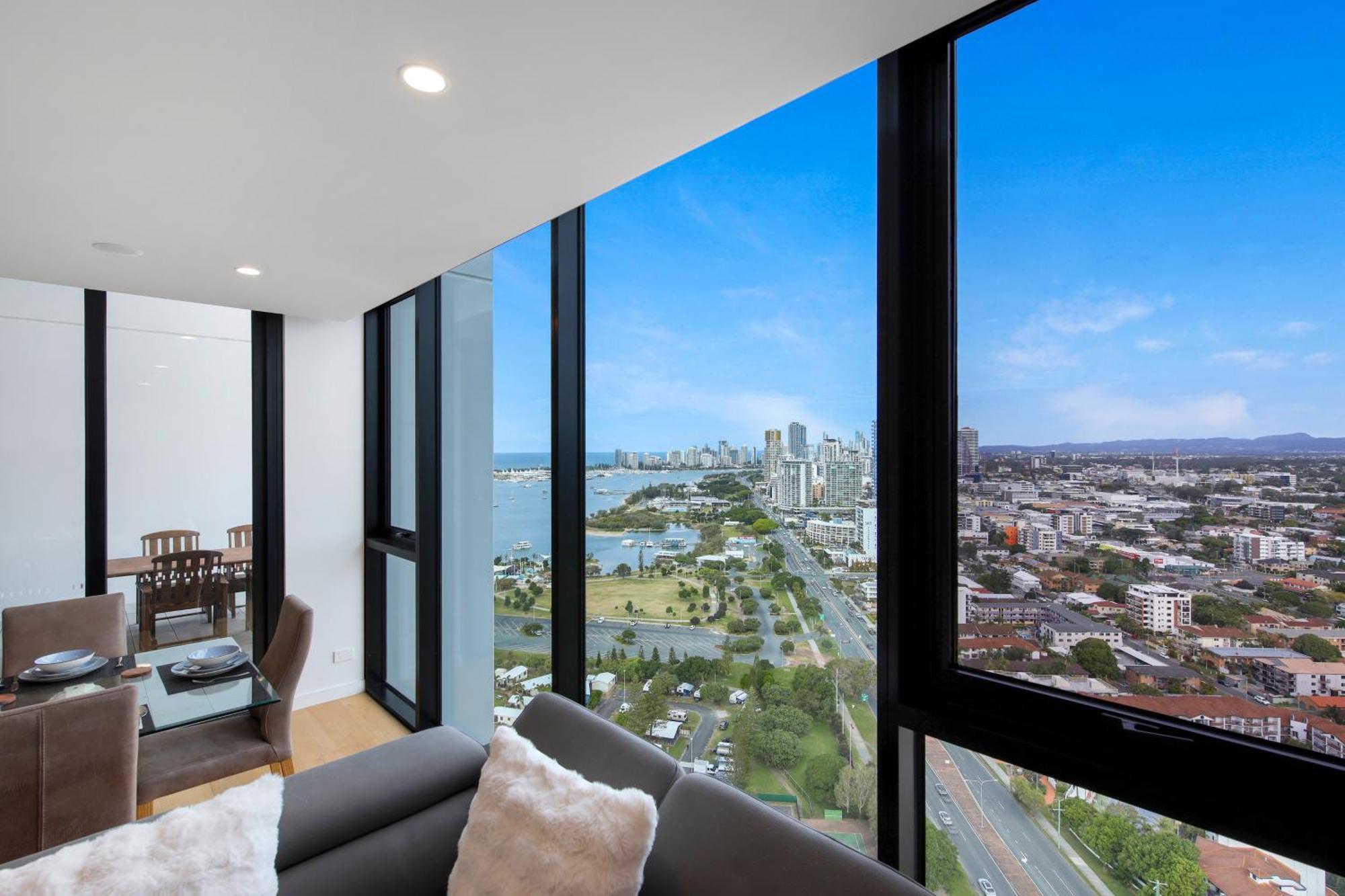 Skyline Showdown - Views, Games & Vibes Apartment *