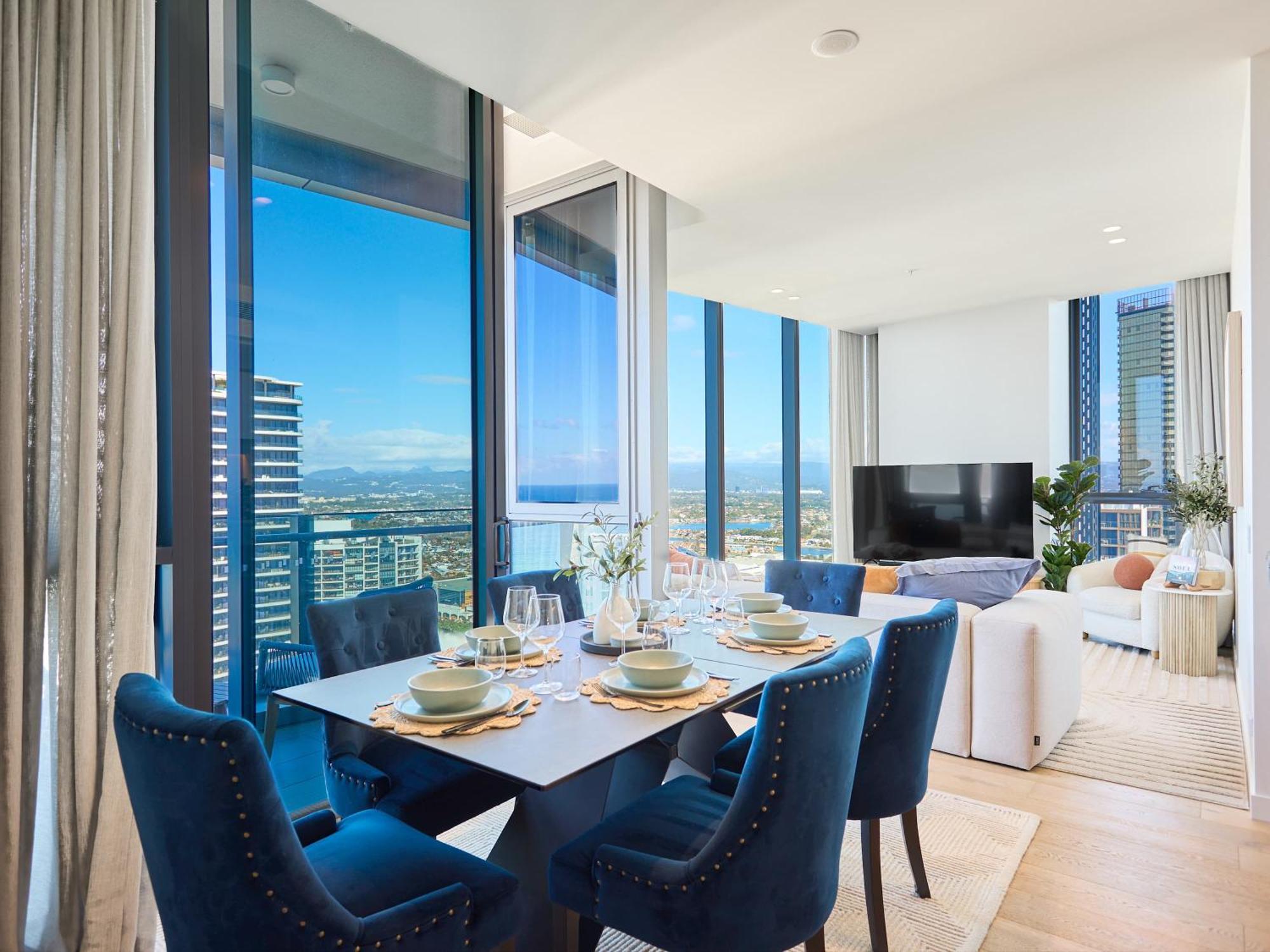 Luxe 3br Penthouse By With Lap Pool & Parking Signature Apartment