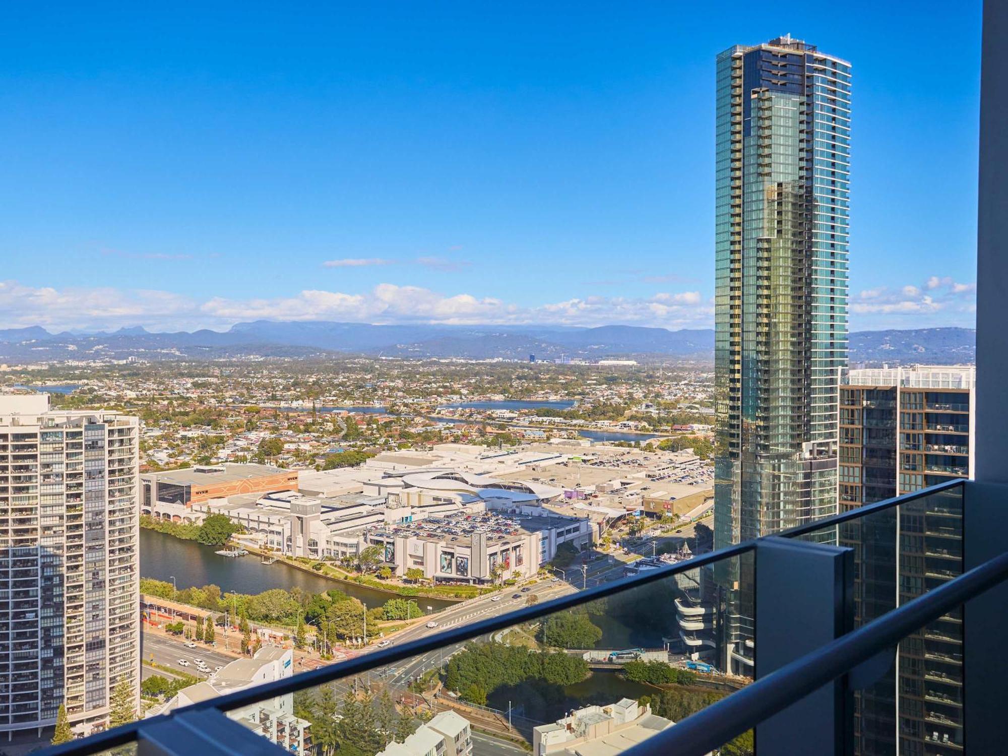 Luxe 3br Penthouse By With Lap Pool & Parking Signature Apartment