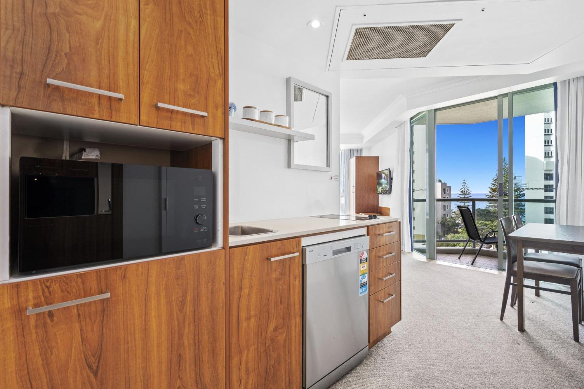 Interconnecting 2 Bedroom Unit At Legends — Q Apartment *