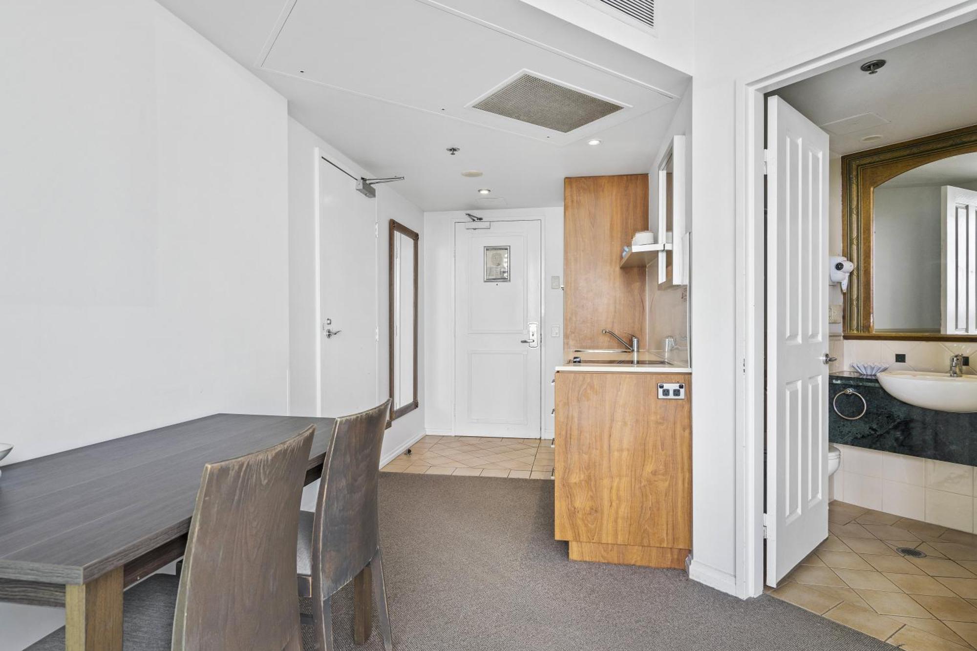Apartment Interconnecting 2 Bedroom Unit At Legends — Q *
