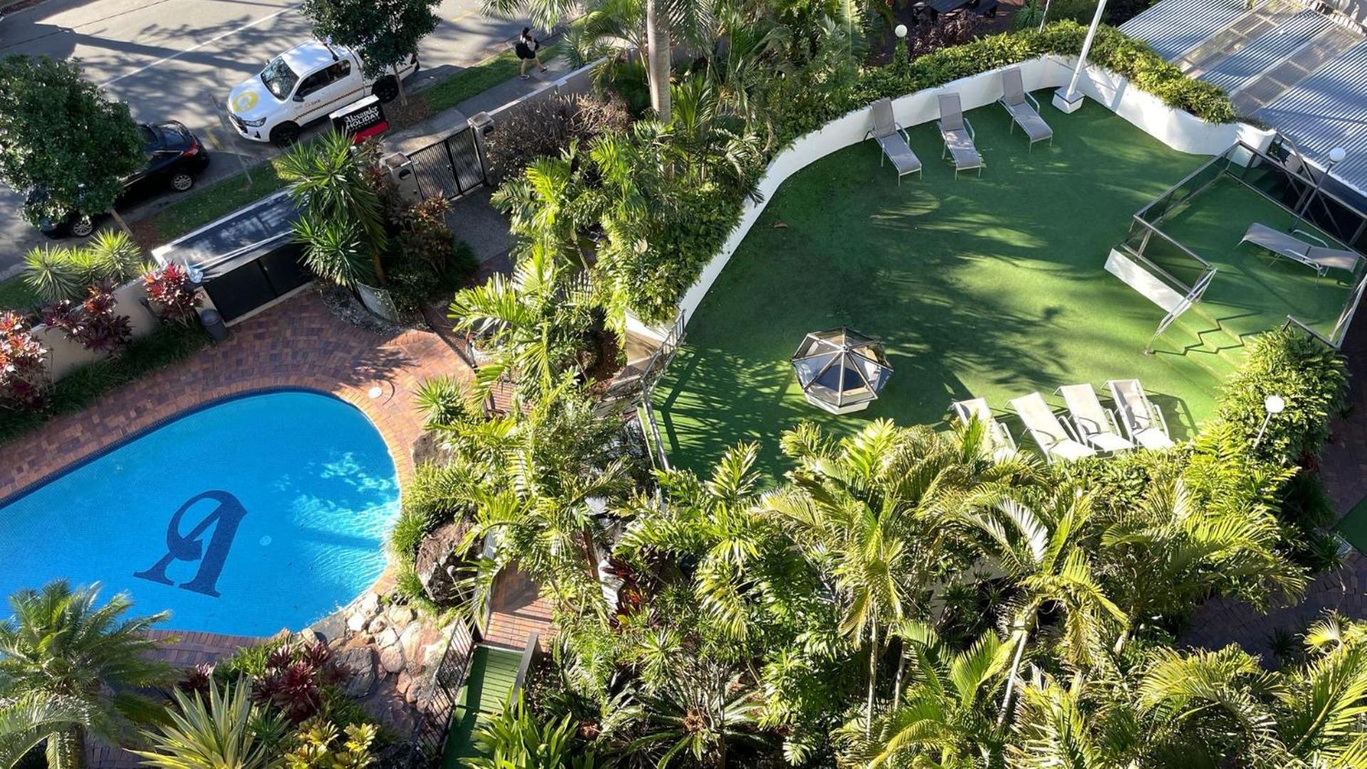 Ocean Views - Stylish 1 Bedroom In Surfers Paradise - Coasthm *