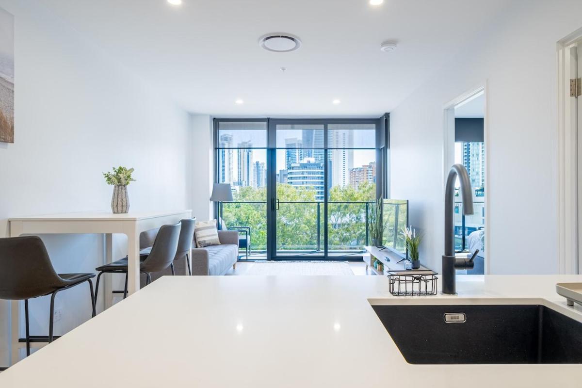 Modern 1 Bedroom Pool, Gym Apartment *