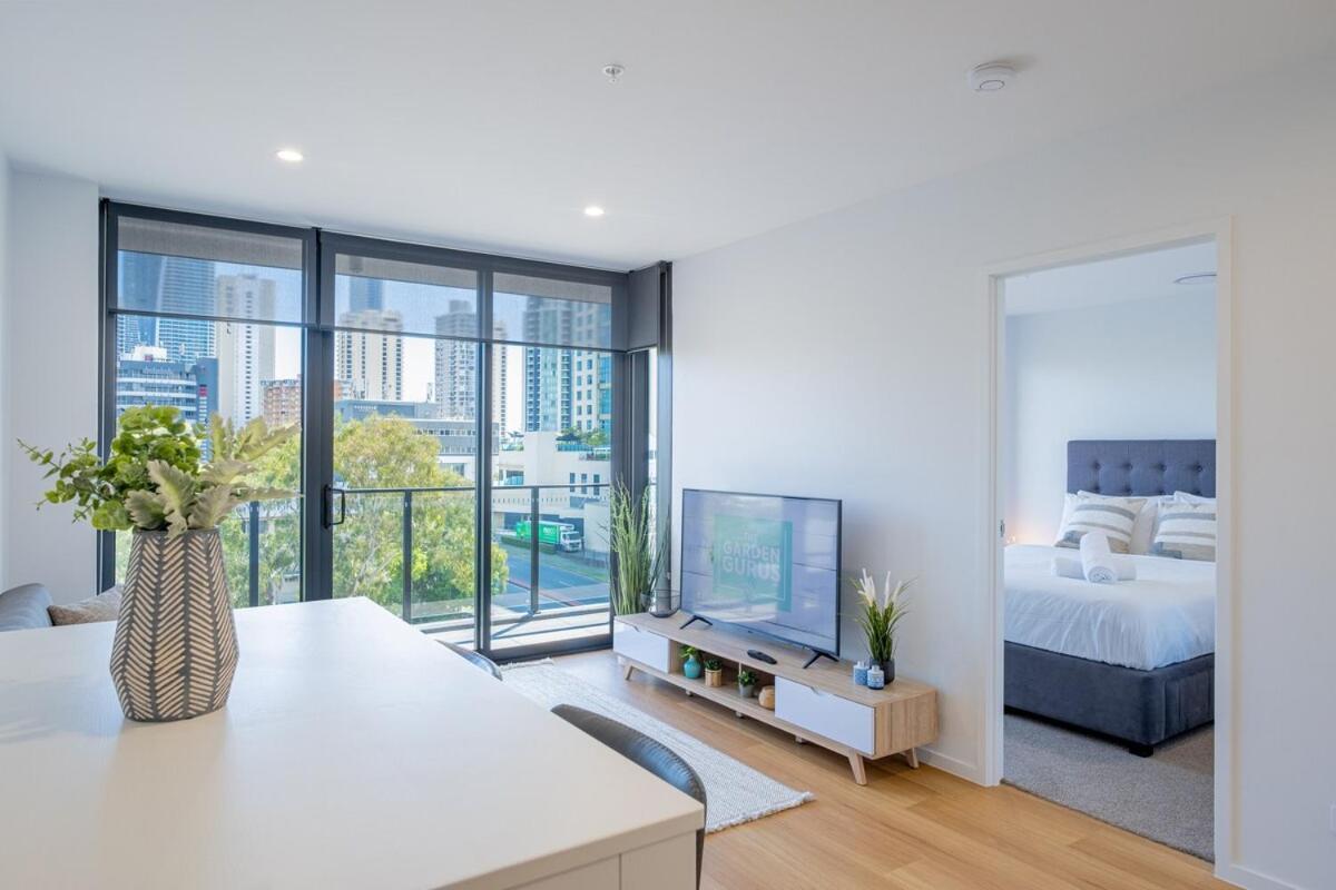 Modern 1 Bedroom Pool, Gym Gold Coast