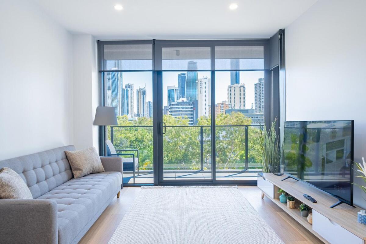 Modern 1 Bedroom Pool, Gym Gold Coast