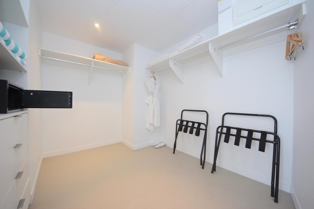 Oracle 1403 Apartment