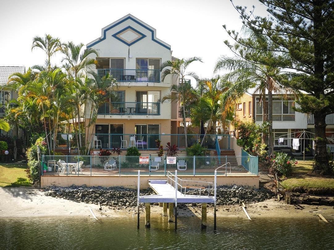 Surfers Riverside 3*