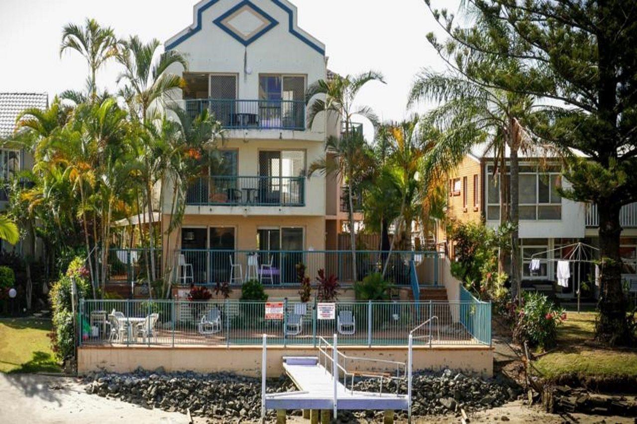 Surfers Riverside 3*