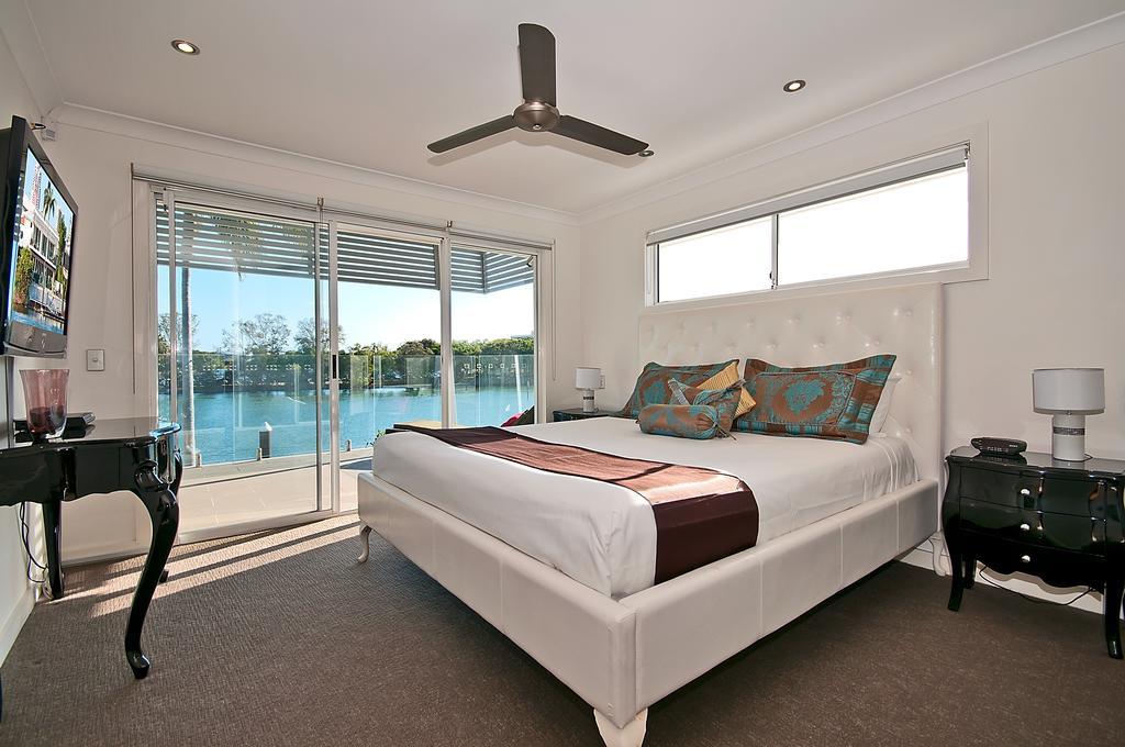 Surfers Paradise Escape - Waterfront House