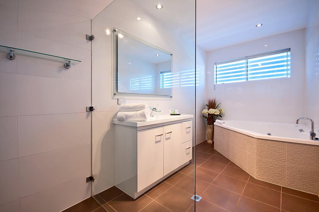 Surfers Paradise Escape - Waterfront House Holiday home *