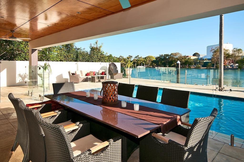 Surfers Paradise Escape - Waterfront House Gold Coast