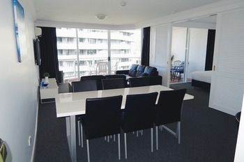 Broadbeach Aparthotel 4*