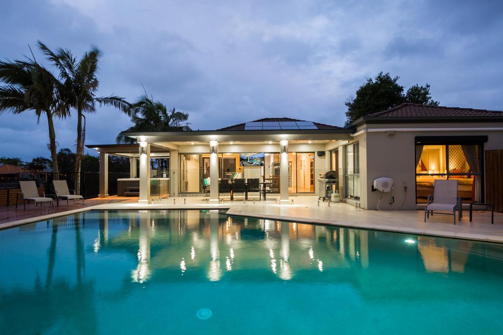 Luxury Waterfront Holiday home *