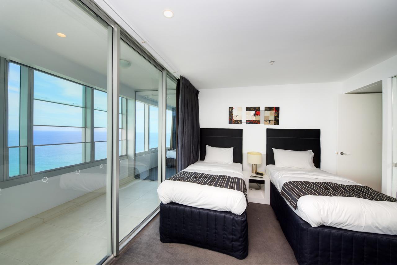 Private With Ocean Views At Q1 Apartment