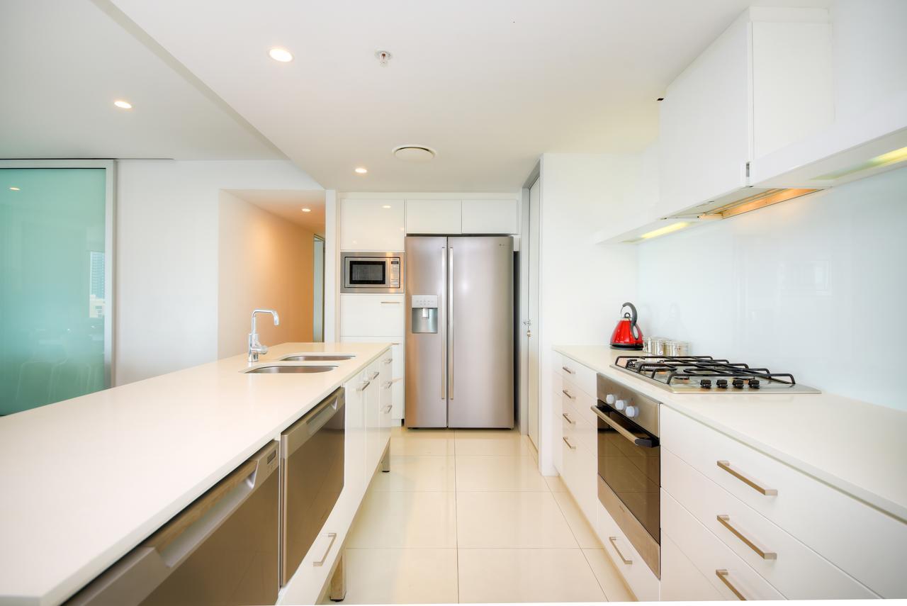 Private With Ocean Views At Q1 Apartment