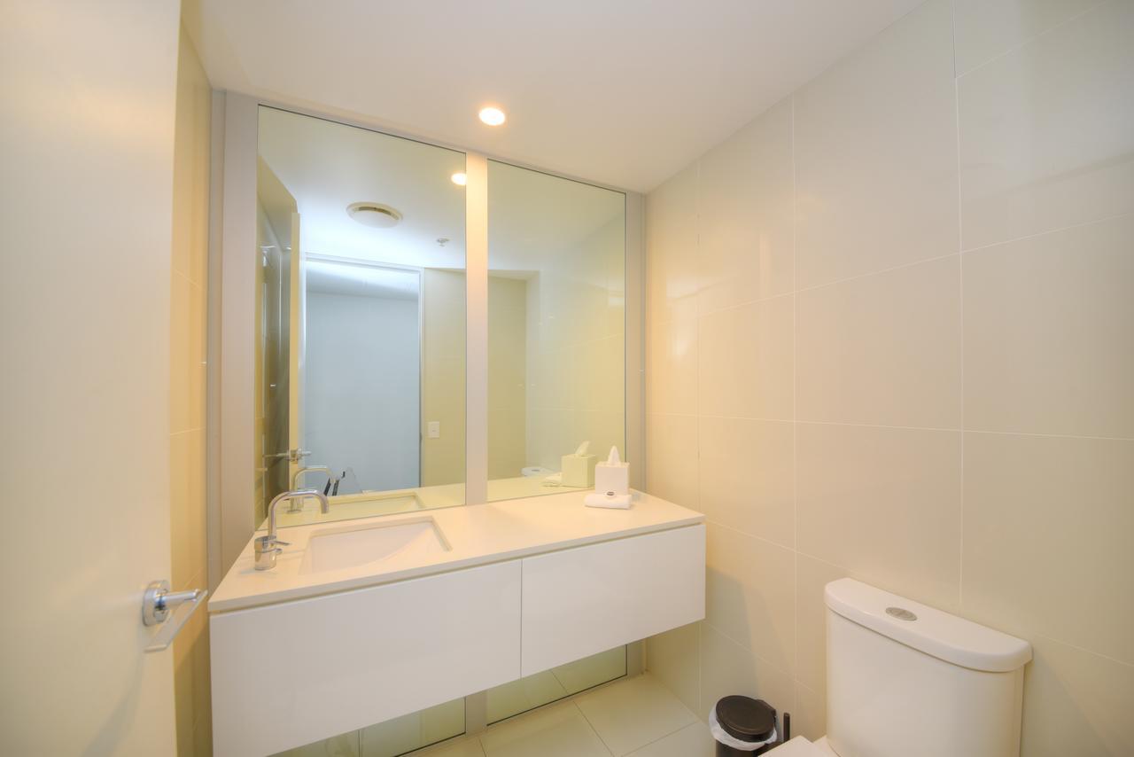 Private With Ocean Views At Q1 Apartment