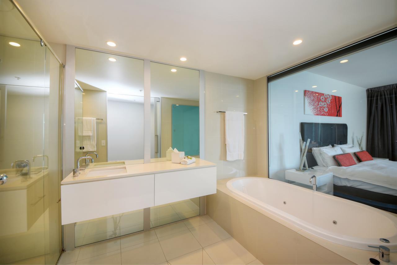 Private With Ocean Views At Q1 Apartment