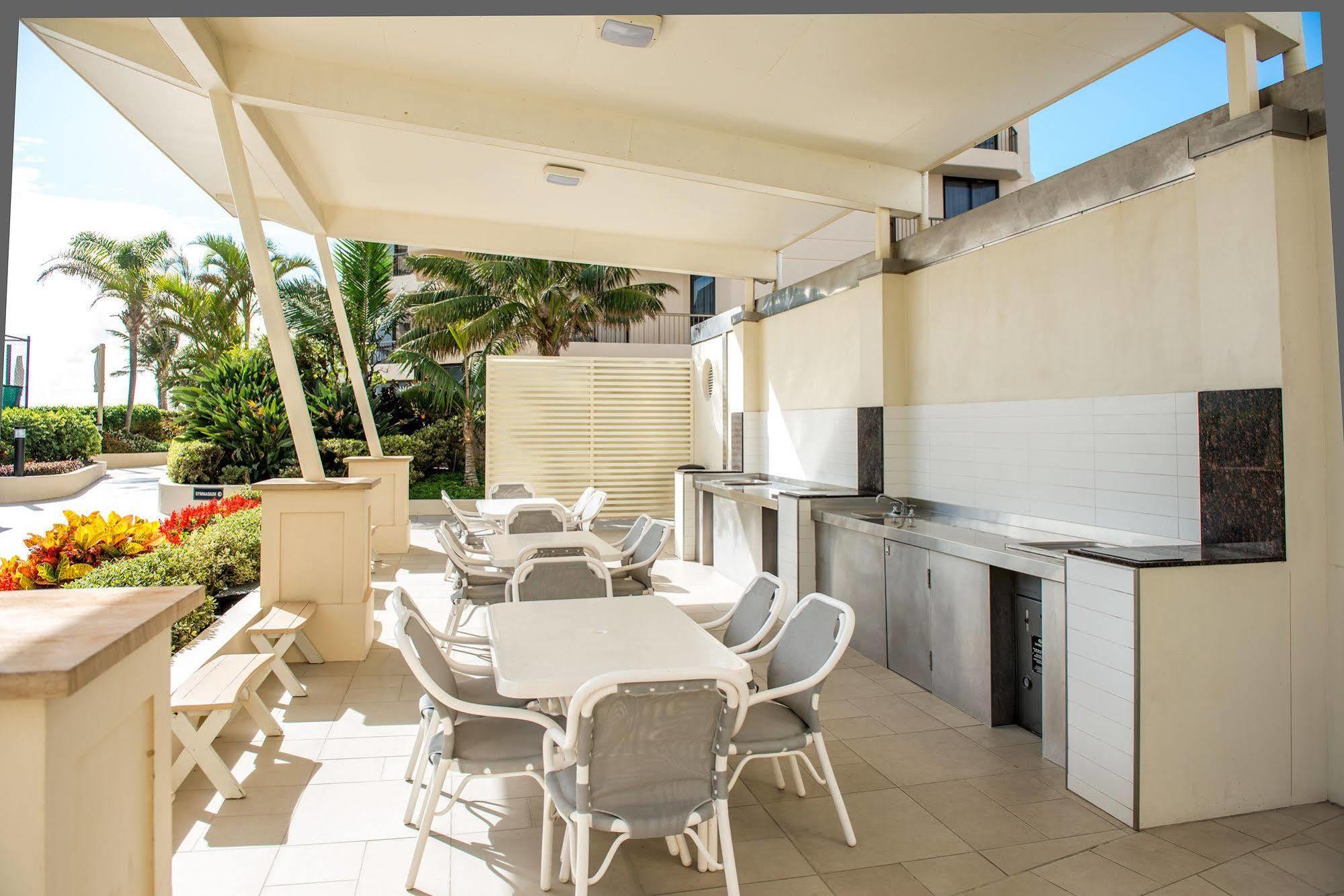 Paradise Centre Aparthotel 4*