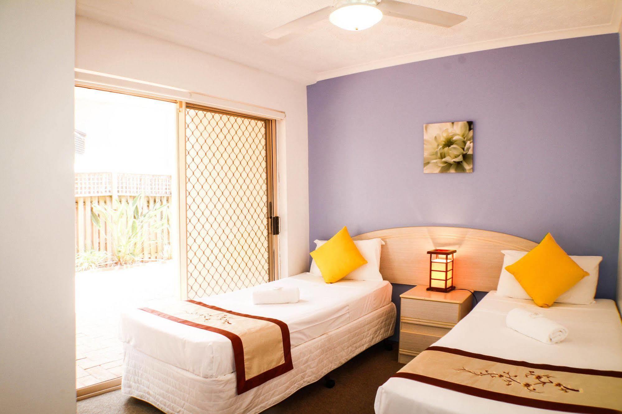 Surfers Riverside 3*