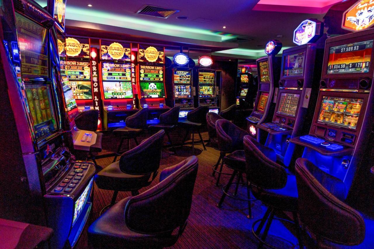 Coolangatta Sands Hotel * Coolangatta