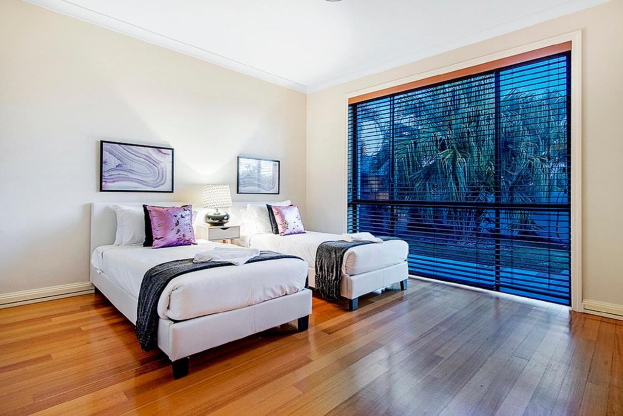 Holidays House Almafi Drive Surfers Paradise Gold Coast