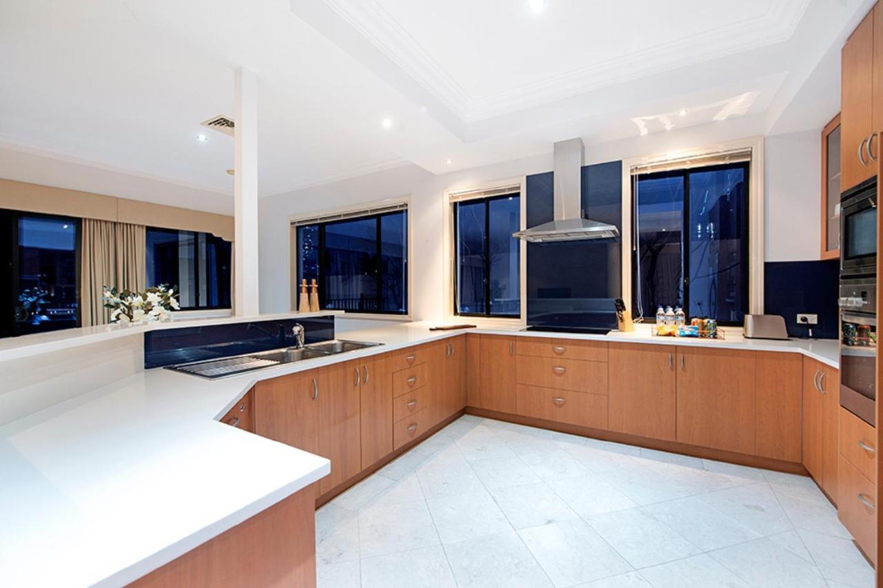 Holiday home Holidays House Almafi Drive Surfers Paradise *