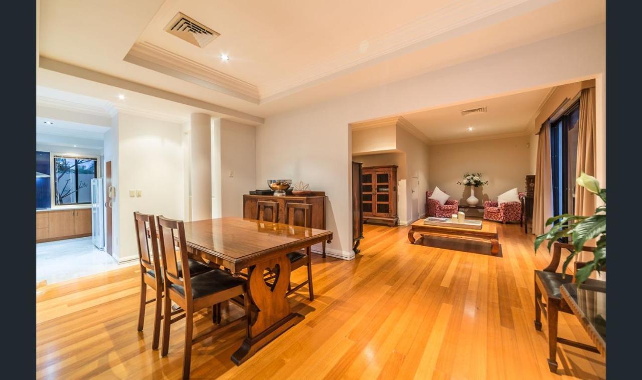 Holidays House Almafi Drive Surfers Paradise Holiday home *