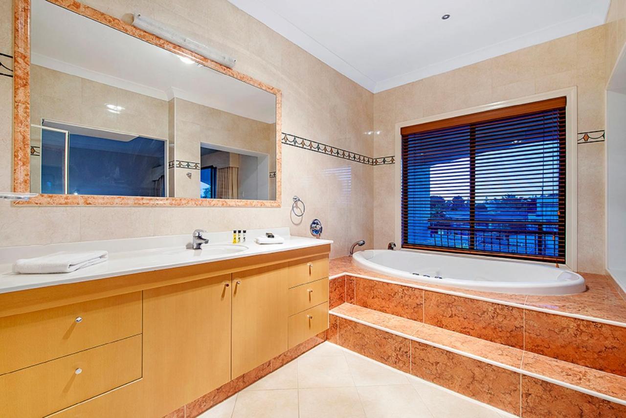 Holidays House Almafi Drive Surfers Paradise Holiday home Gold Coast