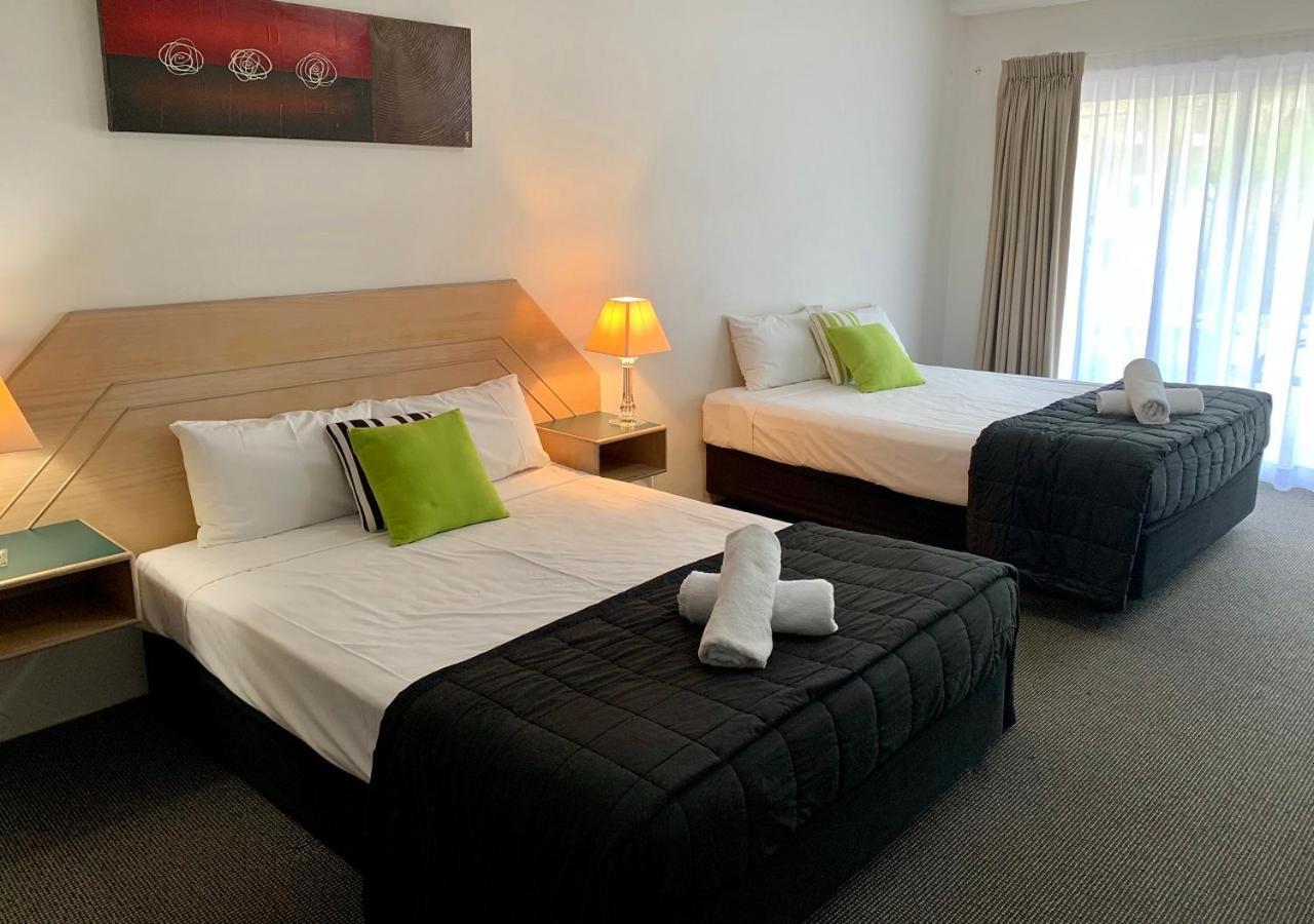 Outrigger Burleigh Hotel 3*