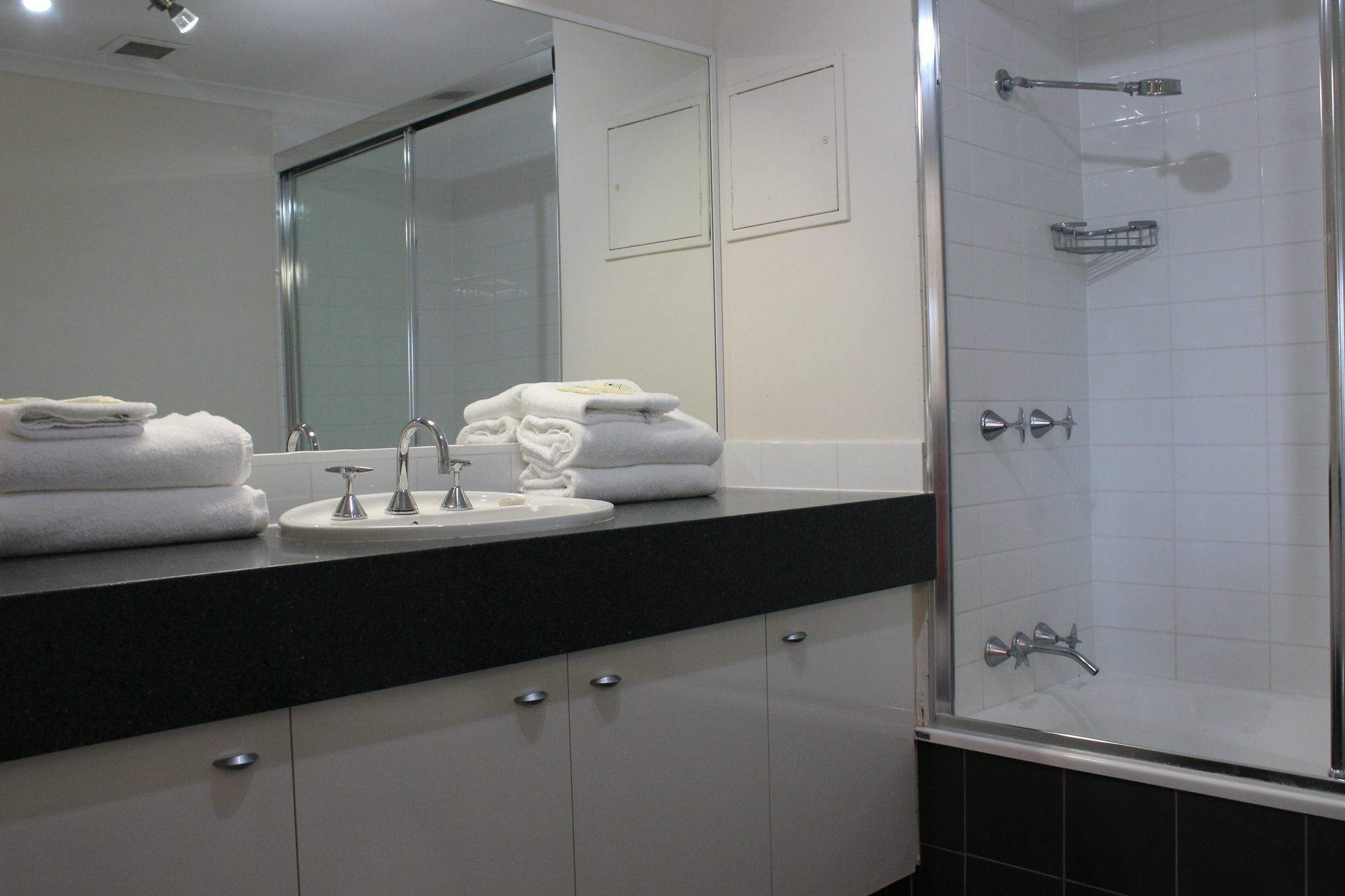 Aparthotel Currumbin Sands On The 4*