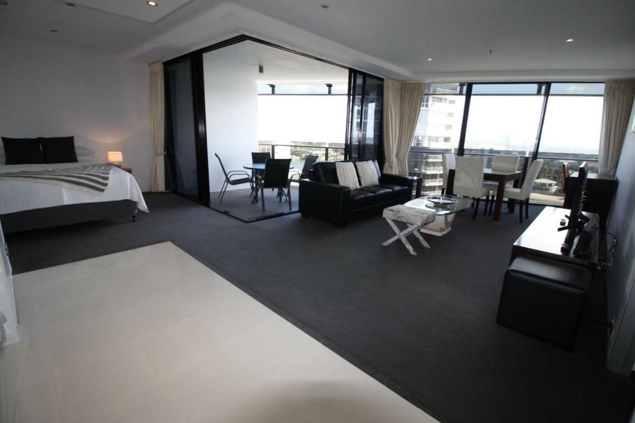Cavill Avenue Luxury Private *