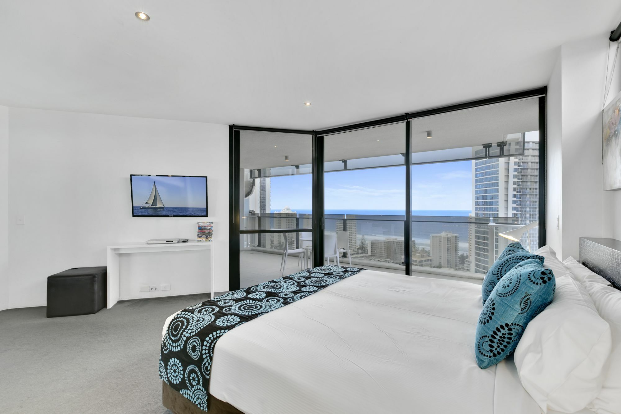 - Circle On Cavill Apartment
