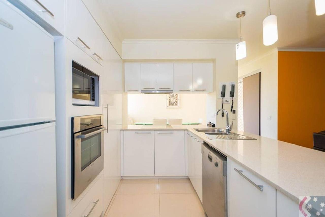 Gorgeous 4 Bed Beachside - Diamond Gold Coast