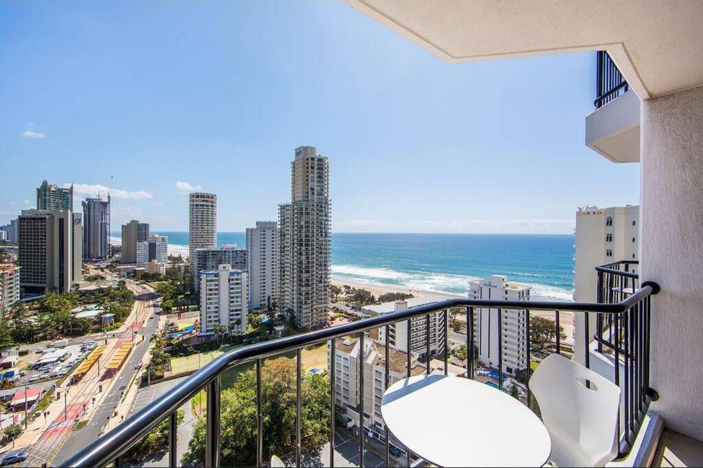 Surfers Ocean View Sleeps 4, Free Wifi, Washing Machine, Large Fridge Apartamento *