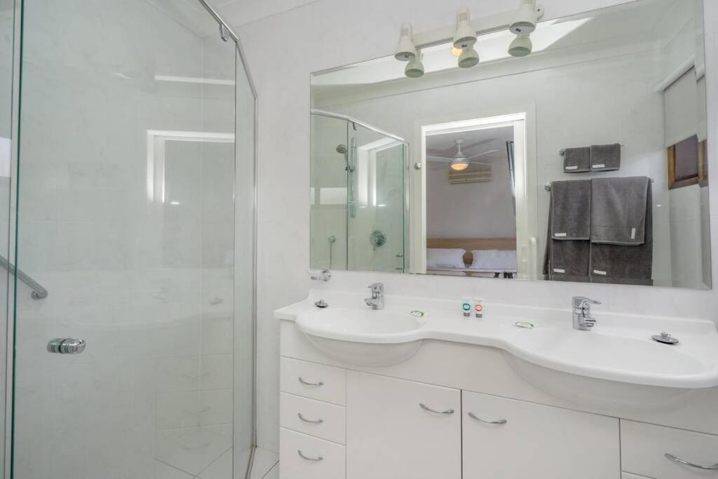 Luxury, Pets, Beach, Convention, Casino, Shopping, Privacy Apartment Gold Coast
