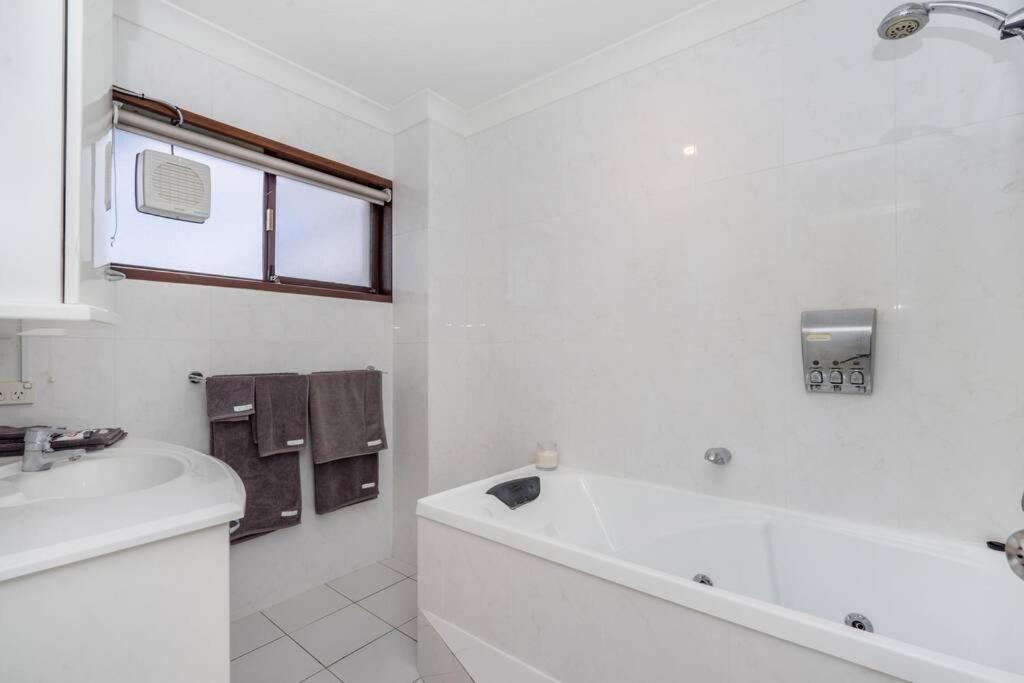 Luxury, Pets, Beach, Convention, Casino, Shopping, Privacy Apartment Gold Coast