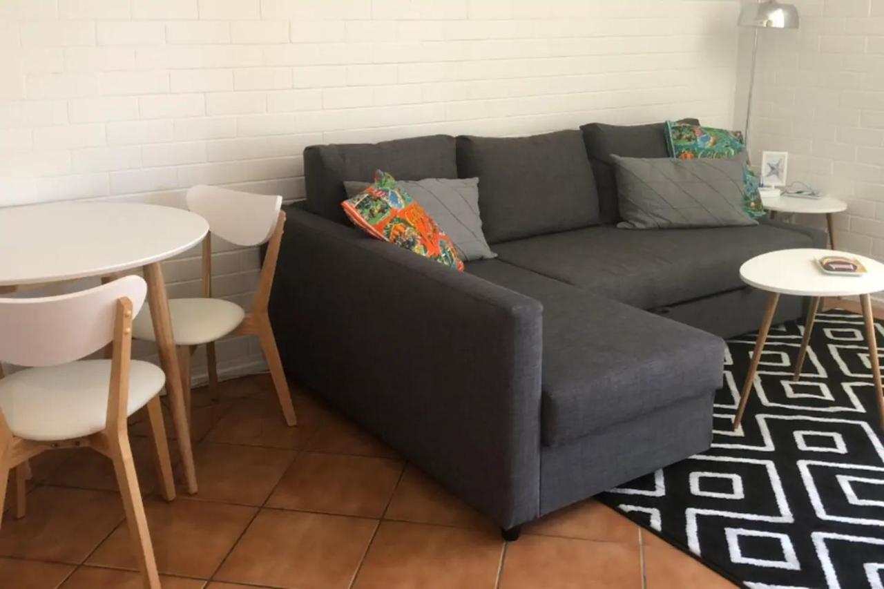 Lovely 1 Bedroom Steps To The * Gold Coast