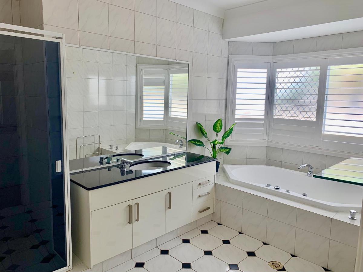 Seaclusion 5 Bed Waterfront, Sleeps 12 Holiday home *