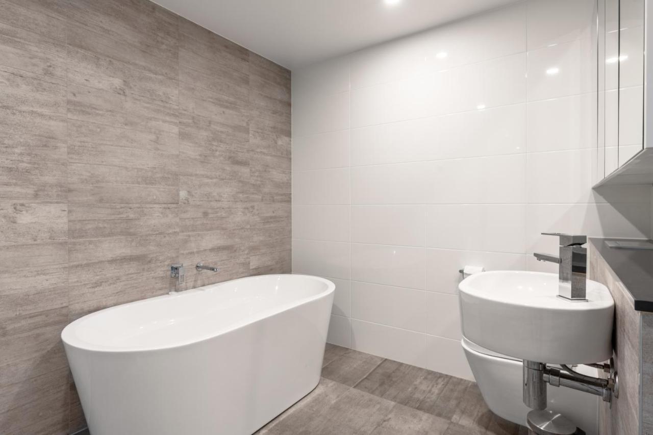 Modern, Carefree Living Style Apt In Southport Apartamento
