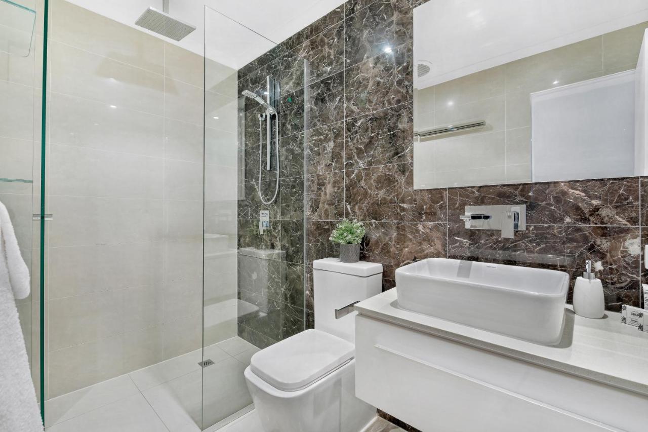 Luxury, Pets, Beach, Convention, Casino, Shopping, Privacy Apartment Gold Coast