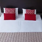 Legends Hotel Units With Panoramic Ocean Views In Surfers Paradise