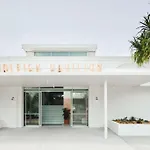 The Coconut Crib- Waterfront Burleigh Beach