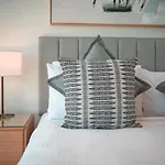 Encore Broadbeach - Official